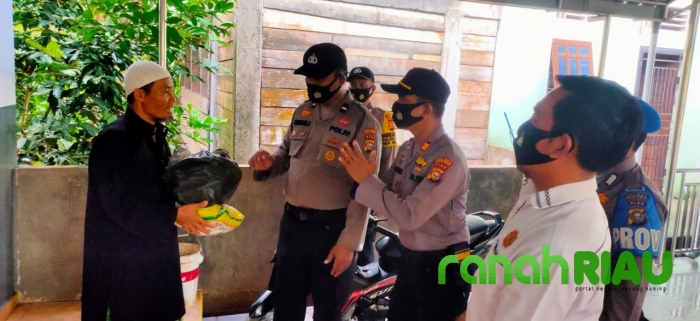 Kapolsek Ukui bersama Bhabinkamtibmas salurkan Bansos ke masyarakat