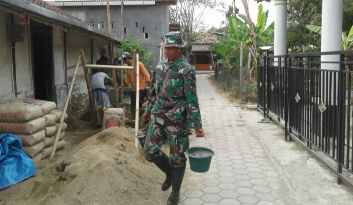 Satgas TMMD Terus Suplai Material Pasangan Semen  