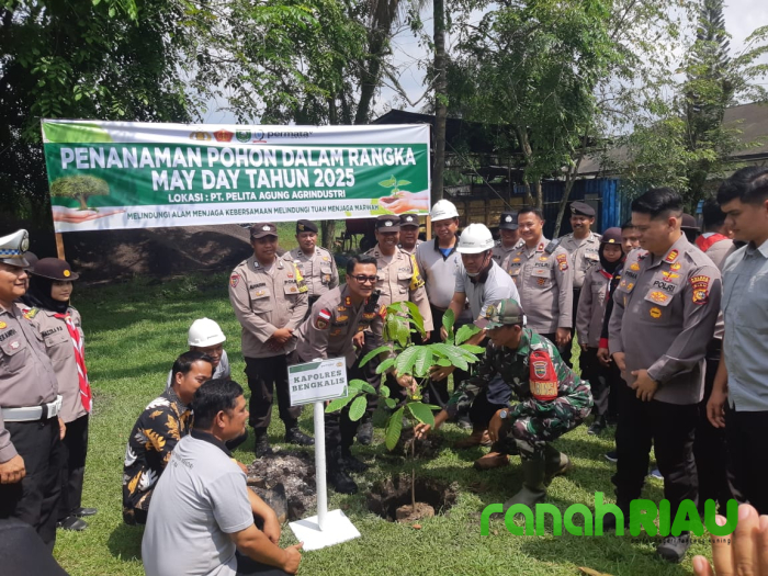 May Day Tahun 2025, Kapolres Bengkalis Pimpin Penanam Pohon dan Berikan Santunan Anak Yatim