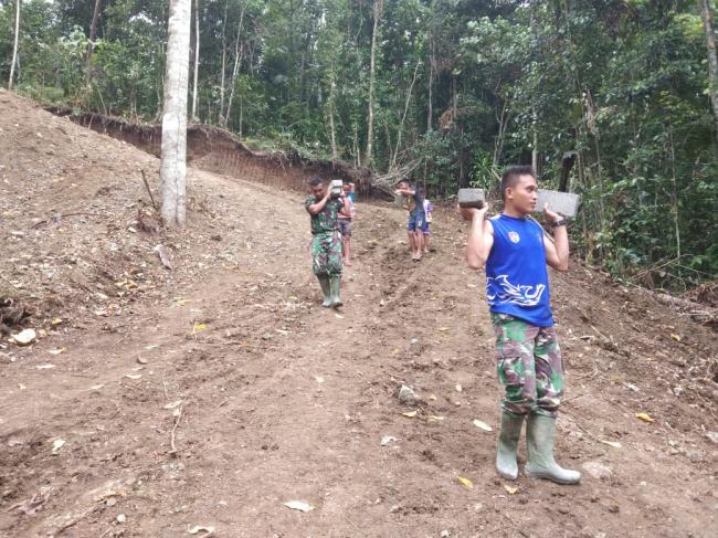 Anak Kecil Bantu Angkat Batako