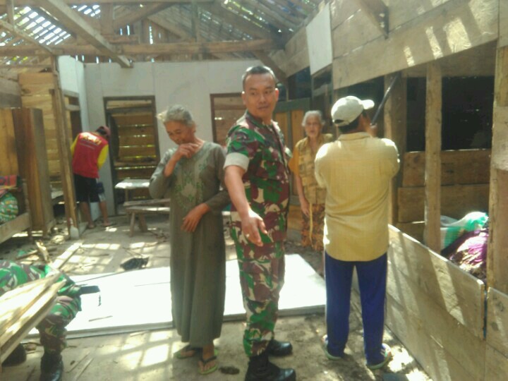 TMMD, Senyum Katimah Rumahnya Disatroni Satgas TMMD