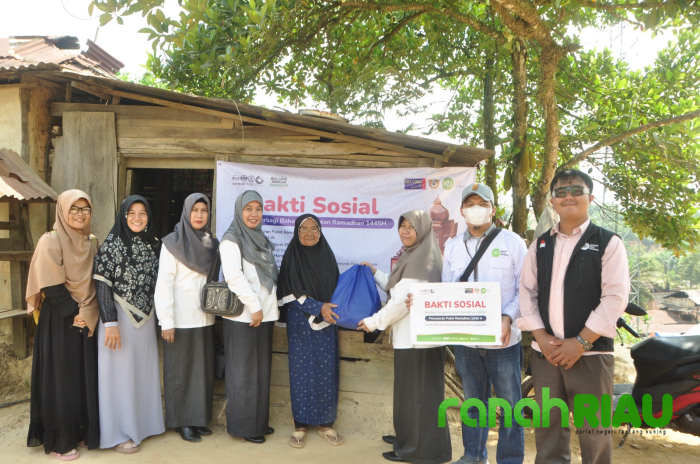 Kanwil DJBC Riau bersama IZI Riau bagikan 85 Paket Ramadhan ke masyarakat Pinggiran Pekanbaru