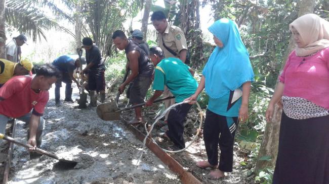 Kades Moh Ridwan SE Bangun Insfrastruktur Desa Dengan Cara Padat Karya Tunai