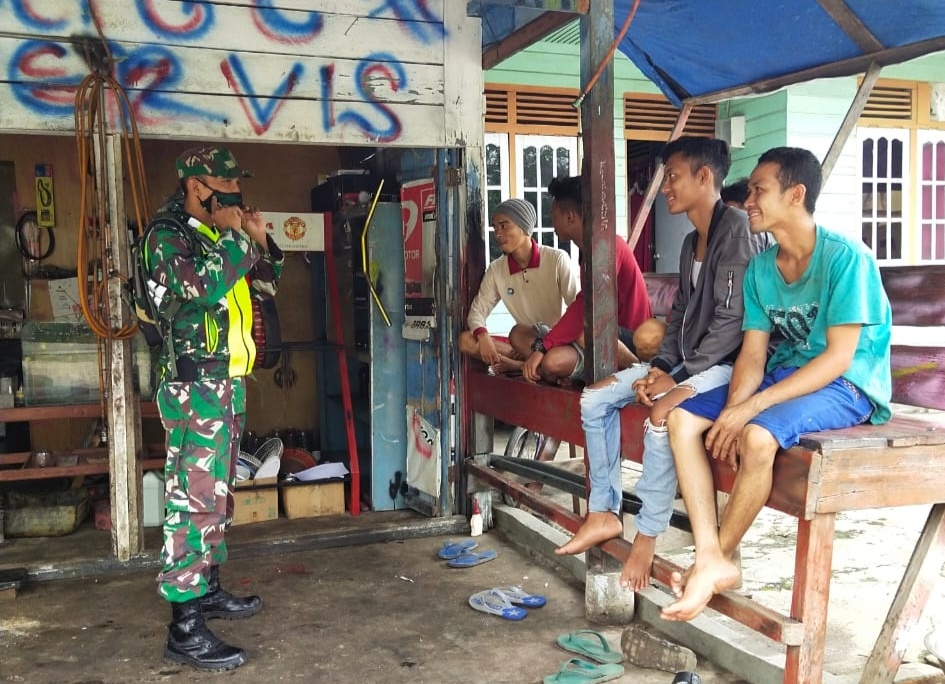 Babinsa Koramil 01 Bengkalis Sosialisasi New Normal Ke Warga Desa Sekodi