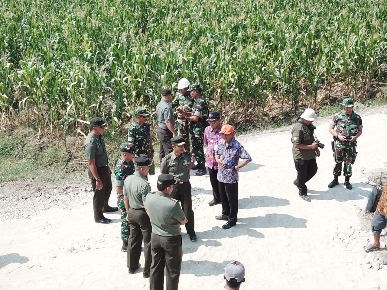  Meski Terik, Tim Wasev Betah Kunjungi Jalan Makadam TMMD