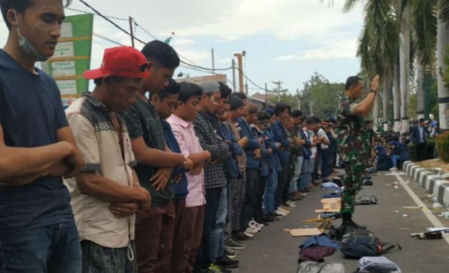 Danrem Jadi Imam Salat, Makmumnya Mahasiswa Demonstran