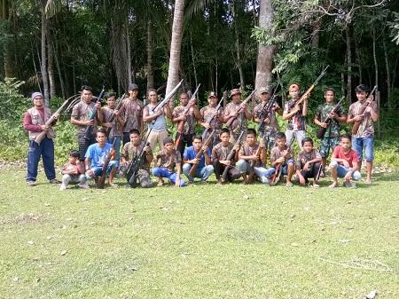 Alamak.. Para Pemuda Ini Berpose Sambil Pegang Senapan, Ternyata Ini Penyebabnya...