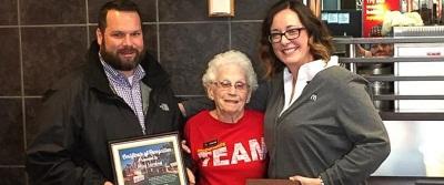 Luar Biasa, Wanita ini Mengabdikan 44 Tahun Hidupnya bekerja di Mc Donald