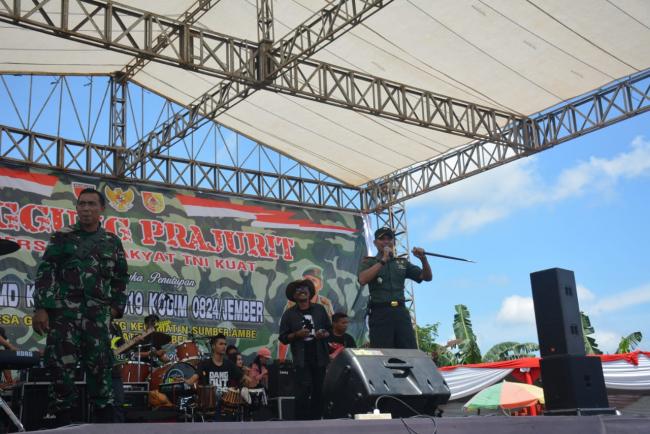 Kopka Irwan  sumbangkan lagu,di  panggung Prajurit Penutupan TMMD Ke 104 Kodim 0824/Jember.