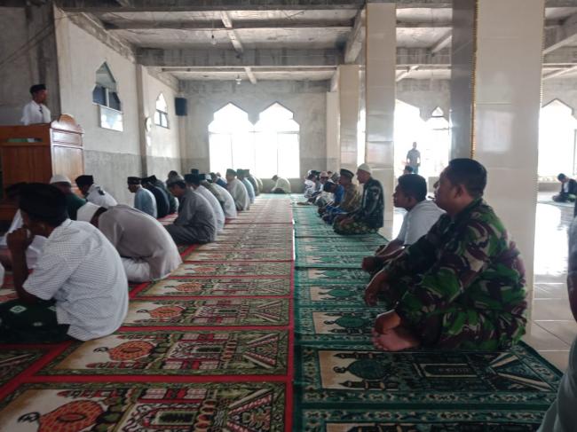 Satgas TMMD 104 Shalat Berjamaah Bersama Warga Bobo