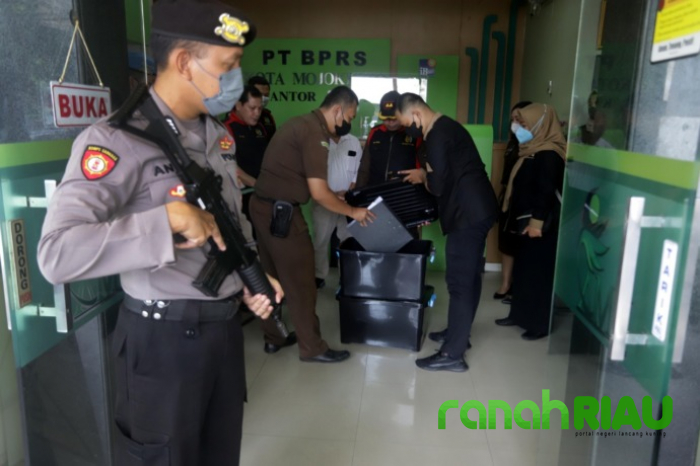 Rugikan Negara Rp 50 Miliar, Kantor BPRS Digeledah Kejari Mojokerto
