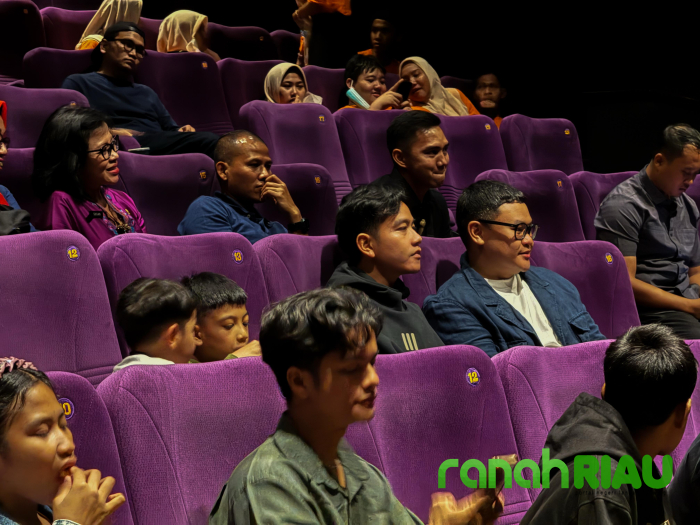 Wapres Gibran Nikmati Weekend dengan Nonton Film Jumbo bareng Anak Panti Asuhan di Bioskop