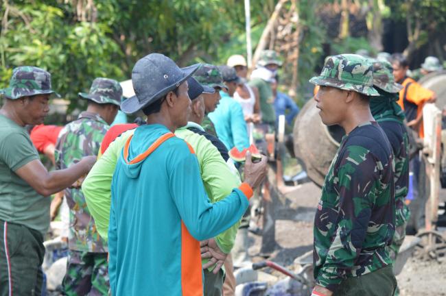 WARGA KALIKONDANG MAKIN DEKAT DENGAN SATGAS TMMD
