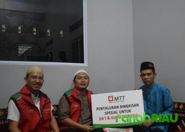 Bersama UAS, MTT Salurkan Bingkisan untuk para Muballigh dan Guru Mengaji