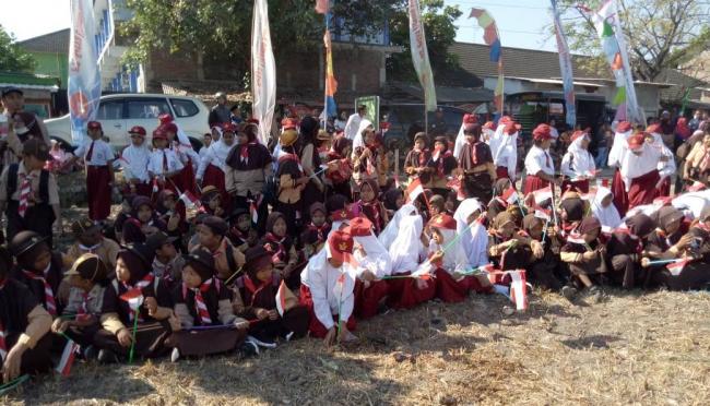 Antusias Pelajar di Pembukaan TMMD Kalikondang