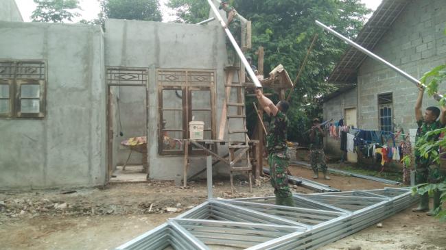 Rangka Atap  Rumah Jember  Mulai Terpasang Satgas TMMD Ke -104 Kodim/ Bekasi