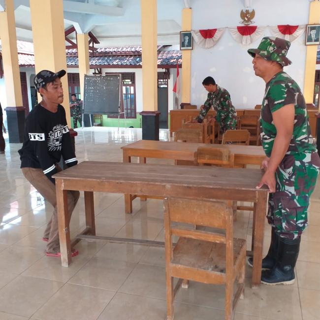 TNI Dan Warga Angkut Meja Rapat Balai Desa Jatimulya