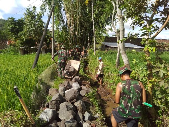 Pasukan Yonarmed 8/105 Dikirim di Lokasi Sasaran TMMD