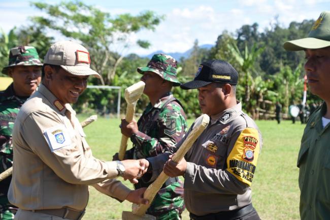 .  Dansatgas Kodim 1306/Donggala Berikan Alat Perlengkapan TMMD