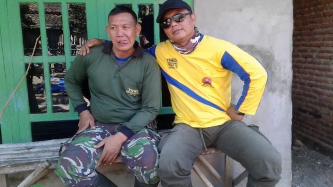 Operator Slender Sigap Ketika Jalan Siap Dipadatkan