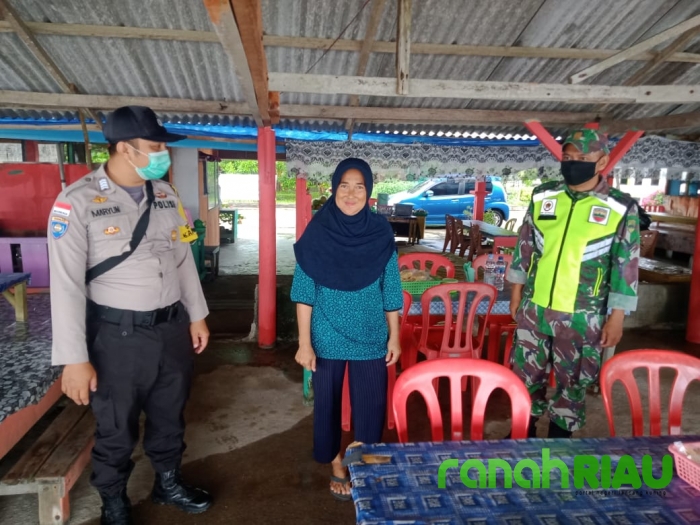 Babinsa, Polsek Serta Linmas Desa Pantau New Normal di Kecamatan Bantan