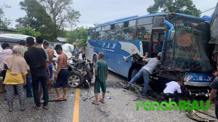 Melebar di Tikungan, Mobil Strada Triton Tabrak Mercedes Benz Bus PMH di Kuansing