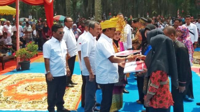 Di Rokan Hilir Moeldoko Serahkan Sertifikat Tanah dan Bantuan PKH