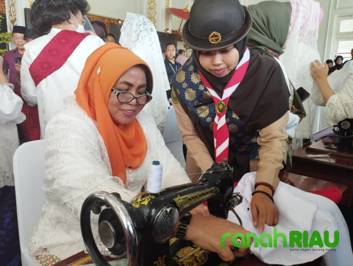 Heldayati dampingi Ibu Gubernur Riau jahit Bendera Merah Putih