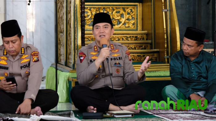 Kapolda Riau Dengarkan, dan Respon Curhatan Jamaah Shalat Jumat
