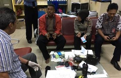 Pria Berbaju Batik ini Bawa Shabu, Ketangkap Di Batam, KTP Nya Asal Kampar