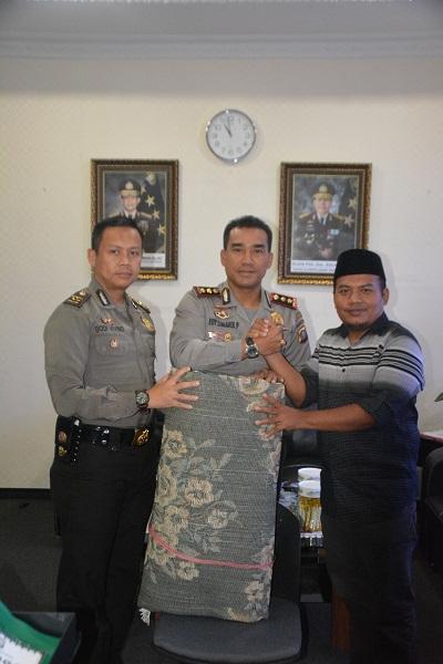 Ini Baru Kerennn.. Polresta Pekanbaru Berikan Bantuan Karpet Untuk Komunitas Studi Quran..