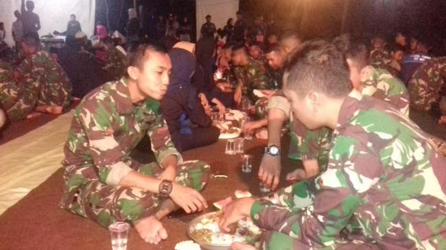  TNI TMMD104 Makan Senampan ", Tanda Kita Saudara.