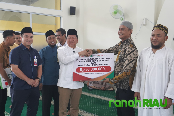 BRK Syariah Salurkan Bantuan untuk Masjid At-Taqwa dalam Safari Ramadan Pemprov Riau