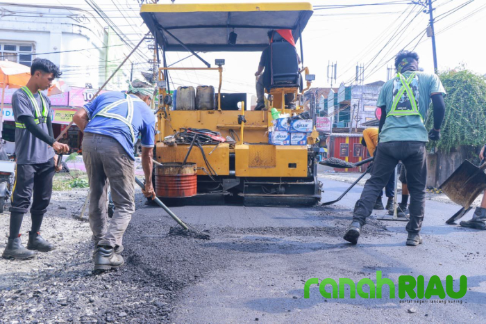 Agung Nugroho Mengaspal Jalan, Sinyal Awal Pekanbaru Tak Lagi dipermainkan Lubang-Lubang