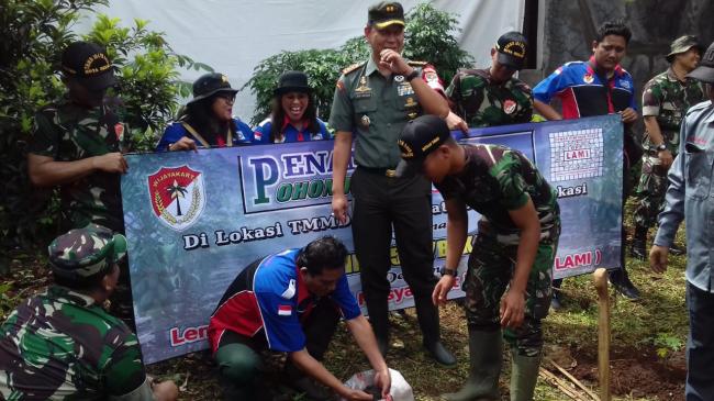 Dansatgas TMMD Lakukan Penanam Perdana Pepaya California Di Kampung Cakung