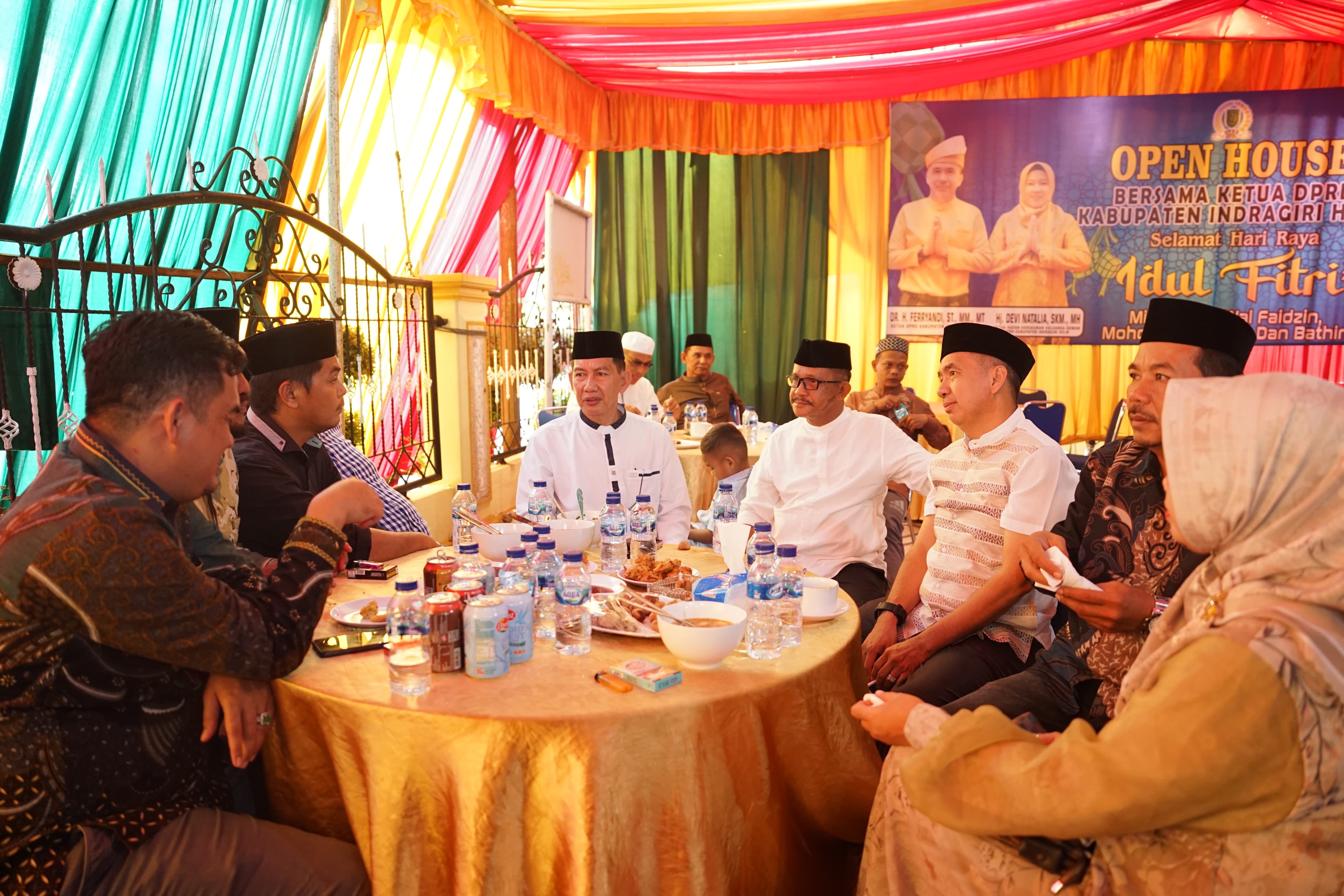 Gelar Open House, Rumah Dinas Ketua DPRD Inhil Ramai Dikunjungi Warga