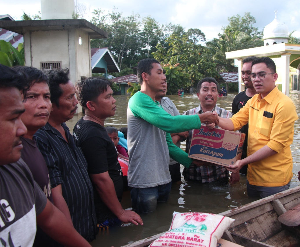 Edwin DPD RI Serap Aspirasi Sambil Basah-basahan