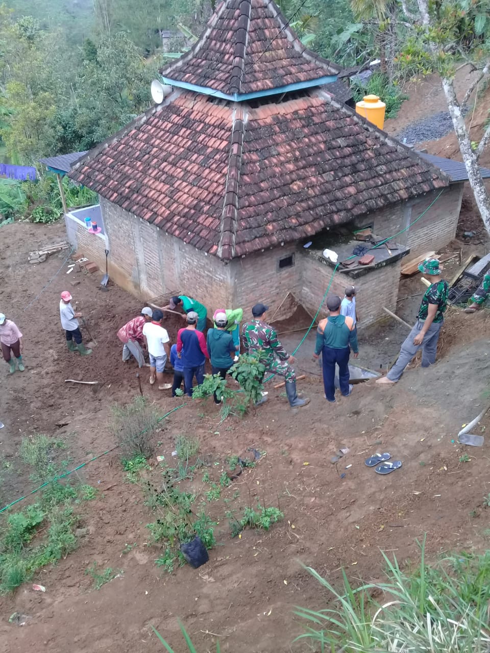 TMMD,  Warga Angkut Batu Sisa Longsor Di Sisi Musolla Untuk Tempat Wudhu
