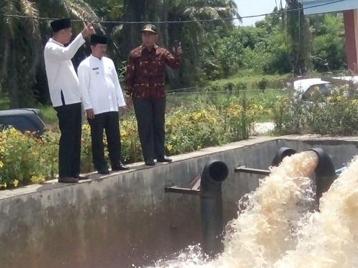 Cuaca Ekstrim di Siak, Anggota DPRD Sujarwo Tinjau Waduk Irigasi Persawahan di Sabak Auh