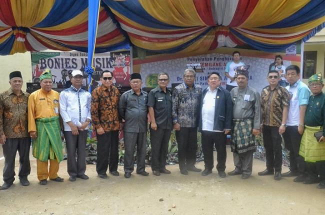 Bupati Inhil Hadiri Penyerahan Penghargaan Gemilang Award di Pulau Kijang