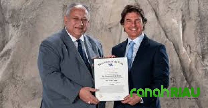 Berkat Film Top Gun, Tom Cruise Terima Penghargaan Luar Biasa dari Angkatan Laut AS