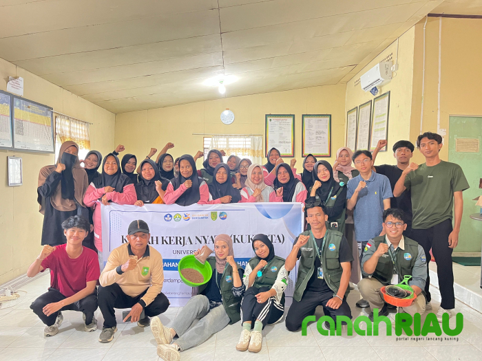 Mahasiswa KUKERTA UNRI Latih Warga Seberang Tembilahan Barat Produksi Briket dan Cocopeat