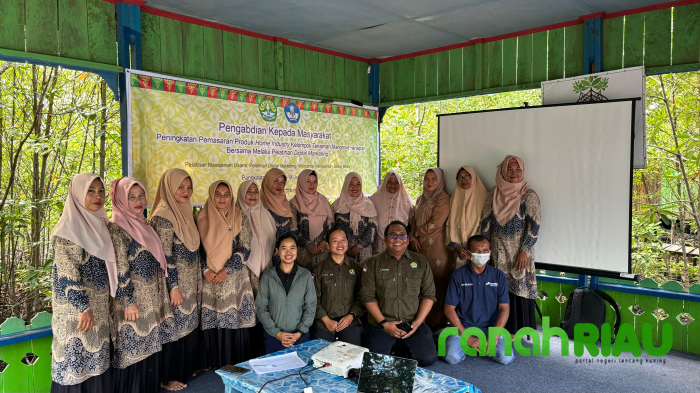 Peningkatan Pemasaran Produk Home Industry Kelompok Tanaman Mangrove Jaya Bersama