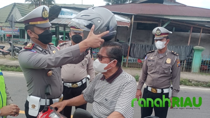 Satlantas Polres Kuansing Gencar Lakukan Edukasi Taat Berlalu Lintas, Helm pun Digratiskan