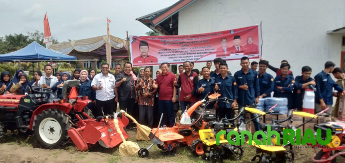 PDI Perjuangan Kuansing Salurkan Alsintan CSR BI ke Benai Kecil