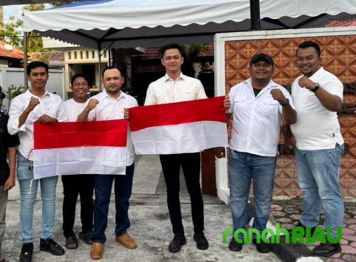 Wakil Ketua DPRD Bengkalis Bagikan 500 Bendera Merah Putih dan Umumkan Turnamen Domino