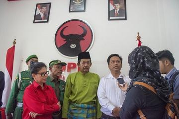 Intsiawati Serahkan Formulir Balon Wagubri PDI Perjuangan