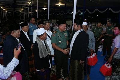 Panglima TNI Buka Puasa Bersama Ribuan Masyarakat Jawa Timur