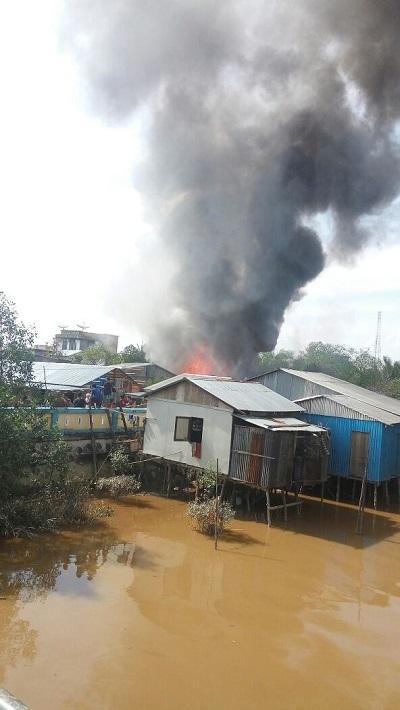 Sedih... Gadis Ini Hanya Bisa Pasrah Saat Rumahnya Terbakar, Ceritanya Bikin Haru...