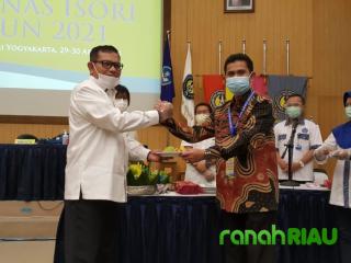 Ketum Pengprov ISORI Riau, Dr. H. Masrur, ZN, M. Pd terima tumpeng dari Ketua Pusat